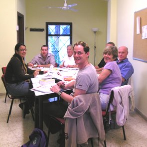 Internationale Kursteilnehmer im Spanischunterricht auf Teneriffa