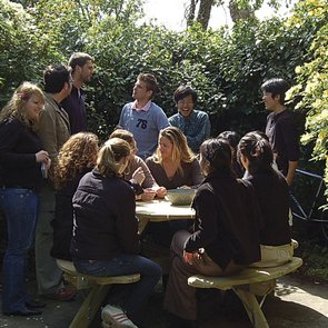 Teilnehmer im Garten der Schule