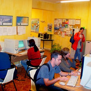 Teilnehmer im Computerraum