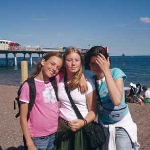 Schülerinnen am Strand