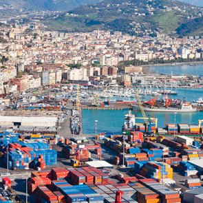 Panoramablick auf Salerno mit Hafen