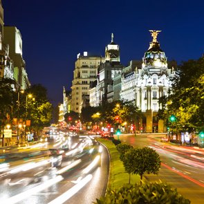 Straßen von Madrid bei Nacht