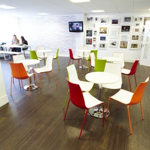 Die Lounge mit immer frischem Kaffee an der Sprachschule in Liverpool