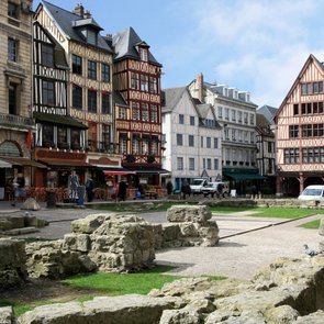 Der alte Marktplatz, auf dem Johanna von Orléans, die „eiserne Jungfrau", 1431 ihr Leben auf dem Scheiterhaufen ließ.