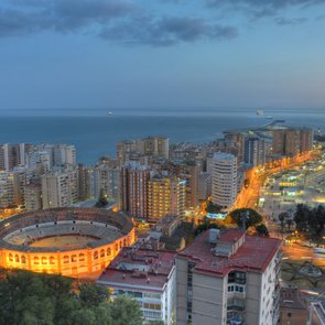 Blick auf Málaga bei Nacht