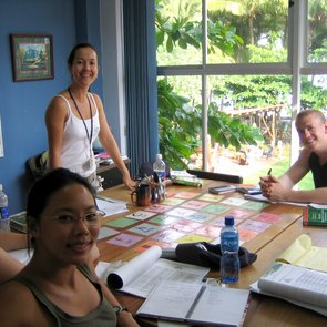 Kursteilnehmer mit Lehrerin im Spanischkurs in Sámara