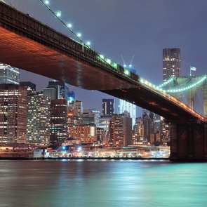 Die Brooklyn Bridge in Richtung Manhattan