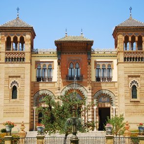 Der Eingang des Museo de Artes y Costumbres Populares
