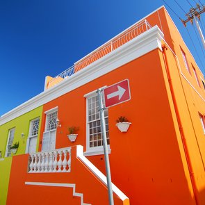 Typische bunt angestrichene Häuser im Bo Kaap Viertel in Kapstadt