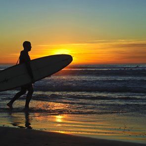 Surfer am Strand in San Diego