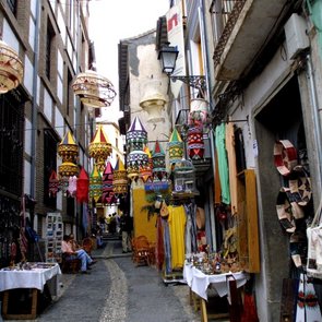 Gasse mit Kunsthandwerk in Granada